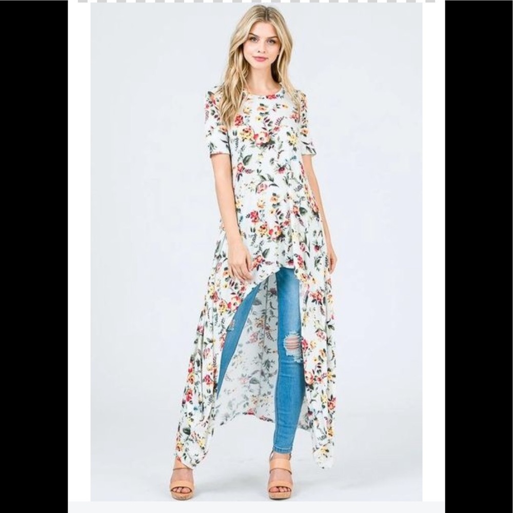 Short sleeve high low floral printed top.